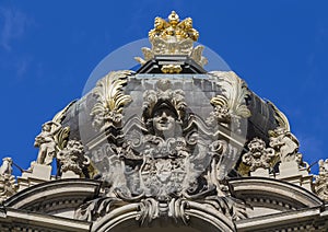 Decorative moldings at the top of the gate Zwinger