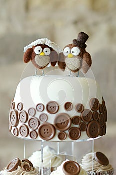 Decorative owls on top of a wedding cake