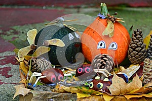 Decorative pumpkin heads and spiders made of chestnuts and matches