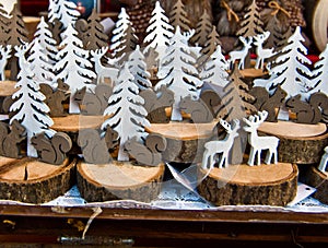 Decorazioni di montagna con cervi e alberi e scoiattoli photo