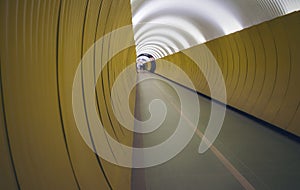 Profundo perspectiva de túnel peatones ciclistas 