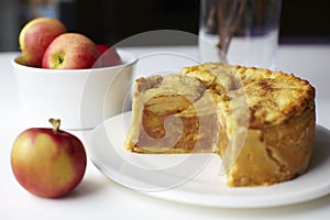 Deep-dish apple pie with apples