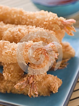 Hlboký vyprážaný kysnutý japonec krevety 