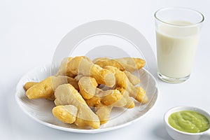 Deep-fried Patonggo on a white plate