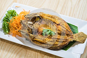 Deep fried shrimp platter with tamarind sauce