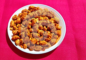 Deep-fried spicy whole peanuts