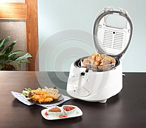 Deep fryer machine with chicken