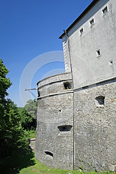 Obranná veža hradu Červený Kameň na Slovensku