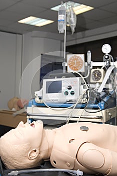 Defibrillator on a dummy for practisse