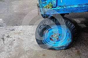 Deflated tire with wheel flat