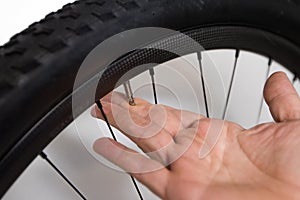 Deflating a mountainbike wheel