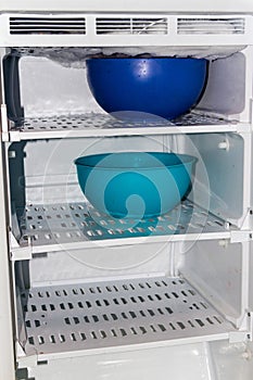 Defrost the refrigerator with hot water