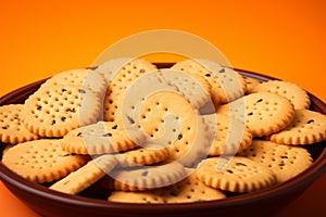 Resuelto galletas colocar contra cálido naranja invitar disfrute 