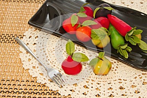 Deletable imitation fruits in black plate