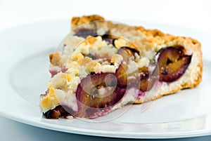 Delicatessen crumble plum cake