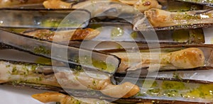 Deliciosa raciÃÆÃÂ³n de navajas a la plancha con aceite de oliva vi photo