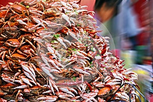 Delicious crabs are being sold on the street