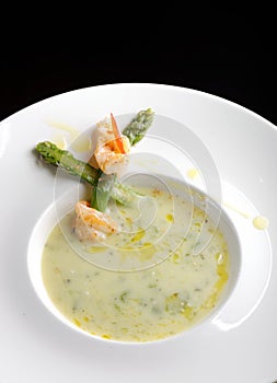 Delicious cream soup with asparagus and shrimp