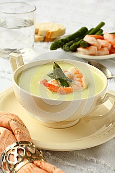 Delicious cream soup with asparagus and shrimp