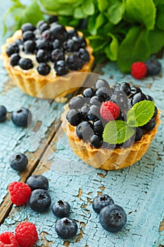 Delicious cupcake with fresh blueberry and raspberry