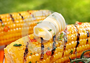 A la parrilla maíz dulce sobre el semental pesado manteca 