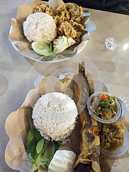 delicious Indonesian food : lele penyet