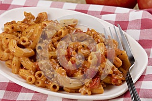 Delicious meal of elbow macaroni with pasta sauce, and tomatoes