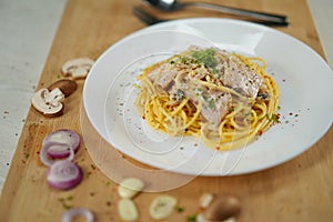 Delicious spaghetti carbonara sprinkled with black pepper