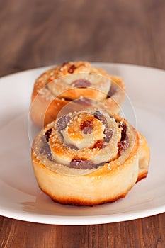 Delicious swirl buns with raisins and brown sugar