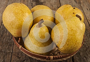 Delicious Williams or Bartlett pears