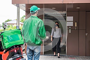 deliver pizza to woman in face mask at apartment