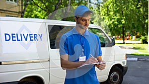 Entrega hombre relleno paquete vacío más cercano companía gastos de envío servicio carga 