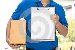 Delivery man holding a parcel box and white paper on clipboard