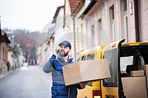 Dodávka muž balíček krabice na ulice 