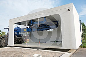Delivery of a prefabricated concrete garage