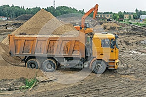 Consegna da sabbia sul costruzione pagine secondo camion 