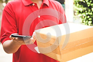 The delivery staff wears red shirts, carrying brown paper boxes and smartphones.