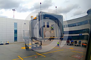 The delivery of a telescopic ladder to the aircraft for the exit of passengers