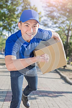 Deliveryman hold box photo