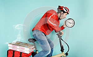 Deliveryman runs fast with electric bike to deliver pizza and avoid delay