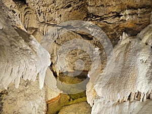 Vápencová jeskyně