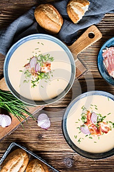 Demikat, klasická slovenská krémová polévka z ovčího sýra přelitá opečenou slaninou a čerstvou pažitkou