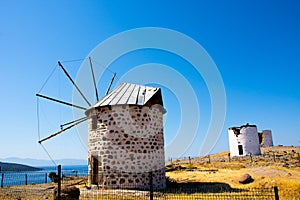 Demolido molinos de viento sobre el colina en la ciudad de 