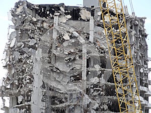 Demolición alto el edificio 