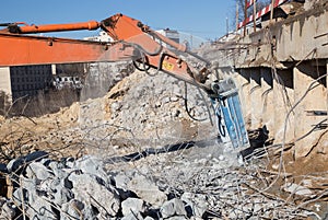 Demolition of reinforced concrete structures with an industrial hydraulic hammer with an excavator