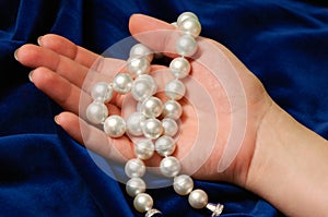 Demonstrating a pearls necklace