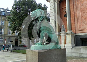 Denmark, Copenhagen, Dantes Plads 7, Ny Carlsberg Glyptotek, sculpture of a lion near the building