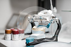Dental articulator with jaw model