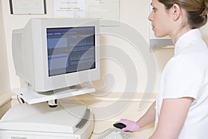 Dental assistant using computer