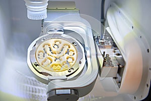 Dental prosthesis milling machine